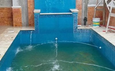 Alberca con cascada y acabado en mosaico