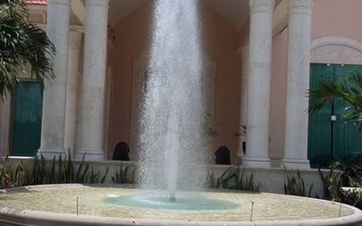 Fuente ornamental de cantera con agua en movimiento